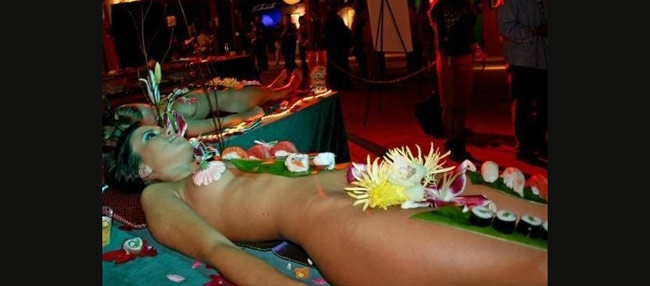 Ngoài việc bày thức ăn lên cơ thể, nhà hàng còn trang điểm những bông hoa để che những vị trí nhạy cảm của cơ thể người mẫu.
